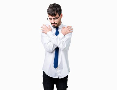 Kendini mutlu ve olumlu sarılma, kendinden emin gülümseyen arka plan üzerinde gözlük takan genç yakışıklı iş adamı izole. Kendi aşk ve öz bakım