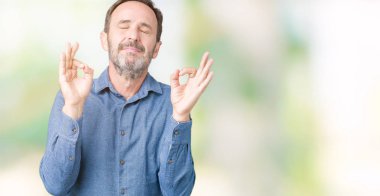 Yakışıklı orta yaş zarif komuta sizde izole arka plan üzerinde dinlenmek ve gülümseyen gözlerle kapalı parmak jestle meditasyon yapıyor. Yoga kavramı.
