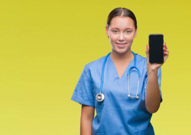 Smarpthone duran ve diş gösterilen kendine güvenen bir gülümsemeyle gülümseyerek mutlu bir yüz ile izole arka plan üzerinde gösterilen Genç beyaz doktor kadın