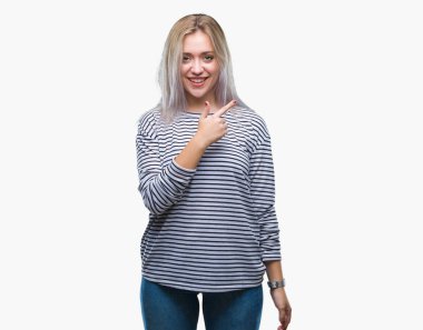 Sarışın genç kadın izole arka neşeli bir gülümseme ile el ve parmak kadar kameraya bakarak yüzündeki mutlu ve doğal ifade ile yan ile işaret yüz üzerinden.