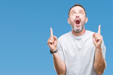 Orta yaş üst düzey ağarmış adam izole arka plan üzerinden hayran ve yukarıya bakıp parmakları ile işaret şaşırttı ve silah kaldırdı.