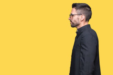 Genç Hıristiyan rahip giyen güneş gözlüğü izole arka tarafına, seyir üzerinde dinlenmek doğal yüz emin gülümseme ile pozuyla profili.