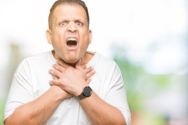 Orta yaş Arap adam wearig izole arka plan bağırarak üzerinde beyaz t-shirt ve çünkü boğmak acı kendi ellerimle öldürürüm. Sağlık sorunu. Yaralarından ve intihar kavramı.