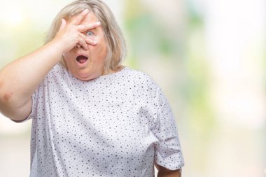 Kıdemli artı beyaz kadın yüz ve gözler el ile kapsayan şok arka plan bakmak mahcup ifadeyle parmaklarımın arasından seyir izole boyutu.