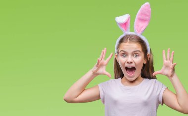 Paskalya tavşan kulakları üzerinde giyen genç güzel kız deli kutluyor arka plan izole ve başarı için kaldırdı kollarını açarak hayrete ve heyecanlı çığlık gözleri açık. Kazanan kavramı