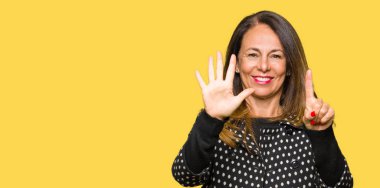 Gösterilen ve parmakları ile işaret güzel orta yaş kadın giyiyor moda ceket kendinden emin ve mutlu gülümseyerek süre 6 numara.