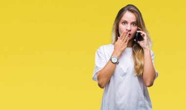 Genç güzel sarışın kadın üzerinde Smartphone kullanarak arama arka plan kapağı ağız el hata, korku, sessizlik içinde gizli kavramı korkmuş ifade için utanç ile şok ile izole