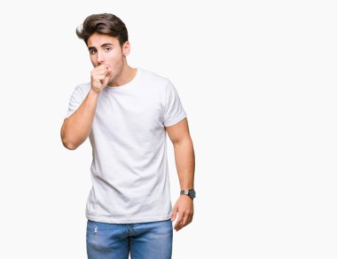 Duygu iyi ve soğuk veya bronşit için semptom olarak öksürük izole arka plan üzerinde beyaz t-shirt giyen genç yakışıklı adam. Sağlık kavramı.