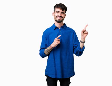 Yakışıklı delikanlı gülümseyen ve iki elleri ve parmakları ile tarafına işaret kamera bakarak izole arka plan üzerinde.