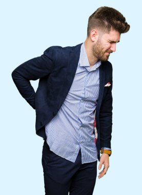 Genç yakışıklı bussines acı dokunmadan el ile geri, kas ağrısı, sırt ağrısı, dostum