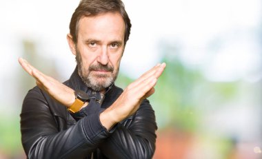 Siyah deri ceket ret ifade geçiş silah eksi işareti, kızgın surat yapıyor giyen orta yaş yakışıklı adam