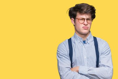 Mavi gömlek giymiş genç yakışıklı adam 