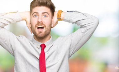 Genç yakışıklı iş deli adam ve baş, korkuyor ve açık ağzı ile şok sürpriz elleriyle korkuttu