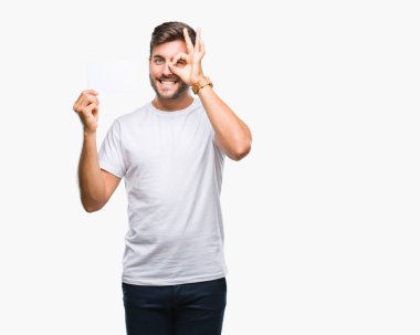 Mutlu yüz el parmaklarının arasından seyir göz üzerinde ok işaretiyle yapıyor gülümseyen izole arka plan üzerinde boş kartı tutan genç yakışıklı adam