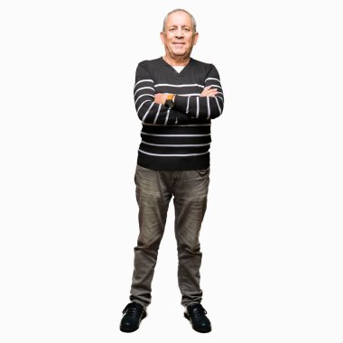 Üst düzey yakışıklı kış giyim kazak mutlu yüz çapraz silah kameraya bakarak ile gülümseyen çizgili. Olumlu bir kişi.