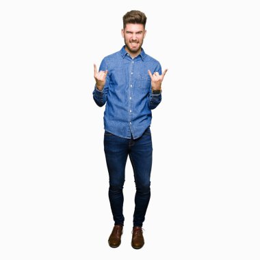 Deli ifade rock simge elle yapıyor ile rahat kot gömlek bağırarak giyen genç yakışıklı sarışın adam. Müzik yıldızı. Ağır kavramı.