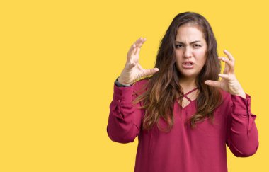 Güzel izole arka plan boyutu genç kadın artı bağırarak öfke ile sinirli eller boğazlamak istiyor deli bağırıyor