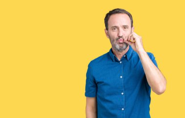 Yakışıklı orta yaş zarif komuta sizde izole arka plan ağız ve dudaklar üzerinde parmak ile ZIP olarak kapatın. Gizli ve sessiz, tabu söz