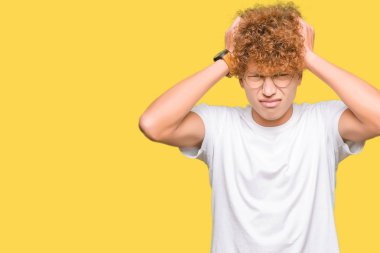 Yakışıklı genç afro saçlı gözlük çünkü umutsuz ve stresli baş ağrısı acı acı ve migren. Ellerini kafasına.