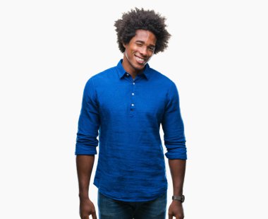 Seksi bir ifadeyle, neşeli ve mutlu yüzünü kameraya bakarak göz kırpıyor izole arka plan üzerinde Afro Amerikalı adam.