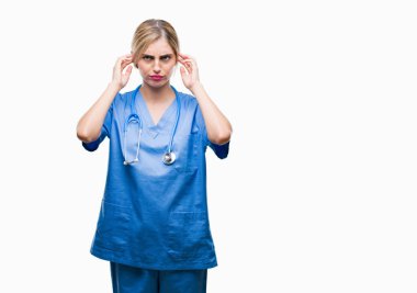 Genç güzel sarışın doktor cerrah hemşire kadın parmakları ile yüksek sesle müzik gürültü rahatsız ifade kulaklarıyla kapsayan izole arka plan yüzünden. Sağır kavramı.