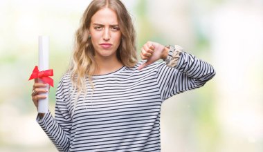 Kızgın yüz, eksi işareti aşağı antipati başparmak ile gösterilen, ret kavramı ile izole arka plan üzerinde derece sertifika tutan genç güzel sarışın kadın