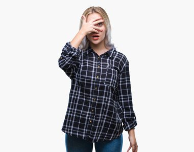 Mahcup ifadeyle parmaklarımın arasından seyir izole arka yüz ve gözler el ile kapsayan şok bakmak genç sarışın kadın.