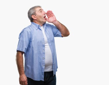 Bağırarak ve ağzı üzerinde el ile yan için çığlık izole arka plan üzerinde yakışıklı komuta sizde. İletişim kavramı.