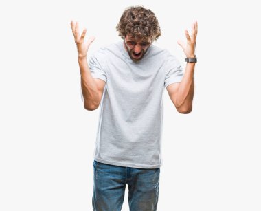 Yakışıklı İspanyol modeli adam kızgın ve silah ile başarı için deli izole arka plan kutluyor üzerinde güneş gözlüğü takıyor kaldırdı ve heyecanlı çığlık gözler kapalı. Kazanan kavramı