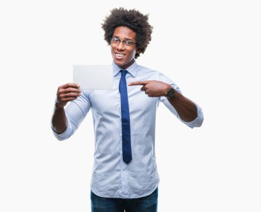 Boş kartı izole arka plan üzerinde çok mutlu el ve parmak ile işaret tutan Afro Amerikalı adam