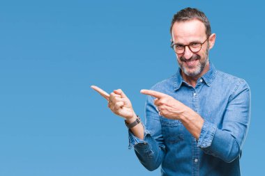 Orta yaş ağarmış komuta sizde gülümseyen ve iki elleri ve parmakları ile tarafına işaret kamera bakarak izole arka plan üzerinde gözlük.