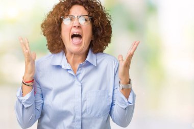 Güzel orta ager üst düzey businees kadın üzerinde gözlük takan arka plan deli izole ve deli bağırarak ve agresif ifade ve silah kaldırdı bağırıyor. Hayal kırıklığı kavramı.