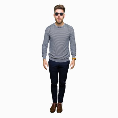 Yakışıklı delikanlı korkuyor ve şok sürpriz ifade, korku ve heyecan yüz ile güneş gözlüğü takıyor.