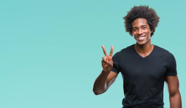 Mutlu yüz zafer işareti yaparken kameraya göz kırpıyor ile gülümseyen izole arka plan üzerinde Afro Amerikalı adam. İki numaralı.
