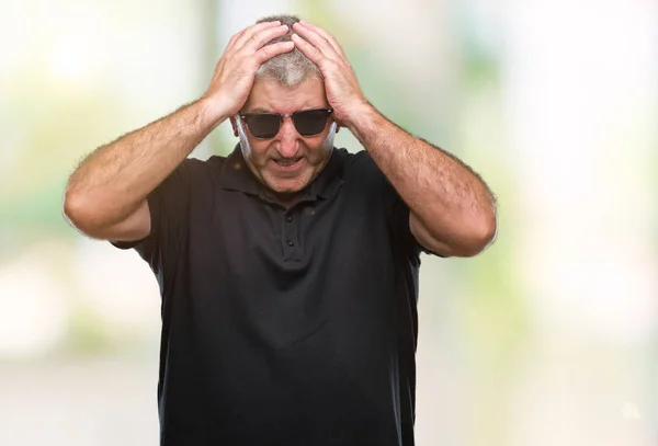 Hombre Mayor Guapo Con Gafas Sol Sobre Fondo Aislado Que —  Fotos de Stock