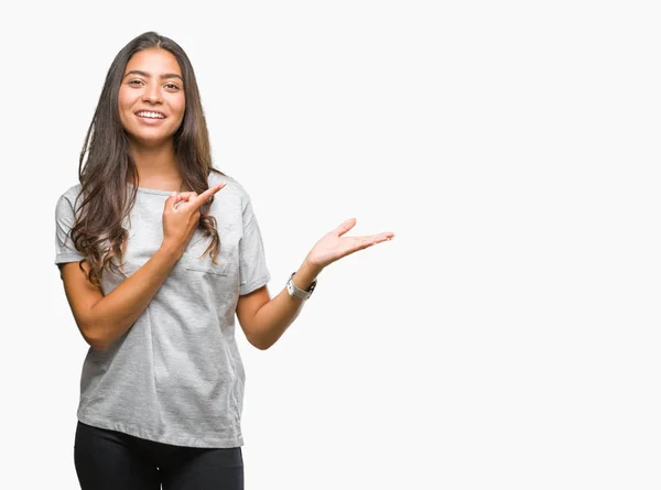 Joven Mujer Árabe Hermosa Sobre Fondo Aislado Sorprendido Sonriendo Cámara —  Fotos de Stock