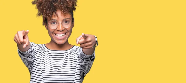 Linda Jovem Afro Americana Vestindo Óculos Sobre Fundo Isolado Apontando — Fotografia de Stock