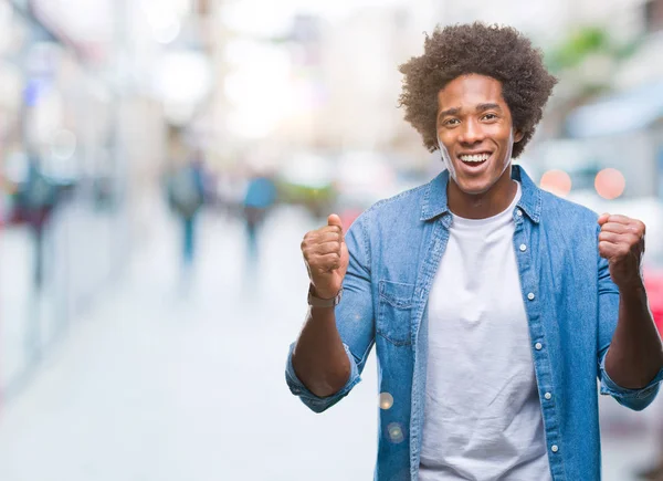 Hombre Afroamericano Sobre Fondo Aislado Celebrando Sorprendido Sorprendido Por Éxito —  Fotos de Stock