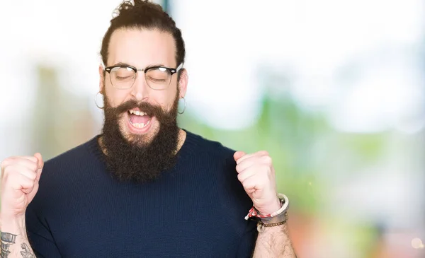 Joven Hombre Hipster Con Pelo Largo Barba Con Gafas Emocionadas —  Fotos de Stock