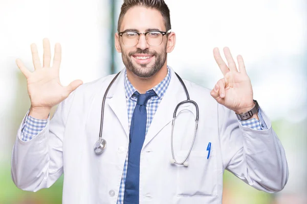 英俊的年轻医生在孤立的背景显示和指向用手指八 同时微笑自信和快乐 — 图库照片