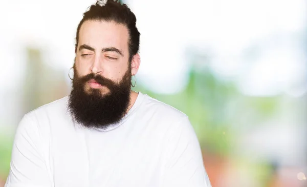 Homem Jovem Hipster Com Cabelos Longos Barba Vestindo Camiseta Branca — Fotografia de Stock