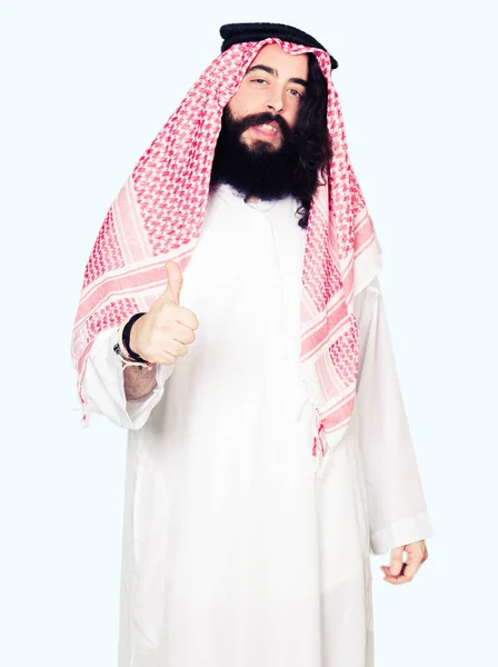 Арабский Бизнесмен Длинными Волосами Одетый Традиционный Шарф Кеффийе Делает Счастливый — стоковое фото