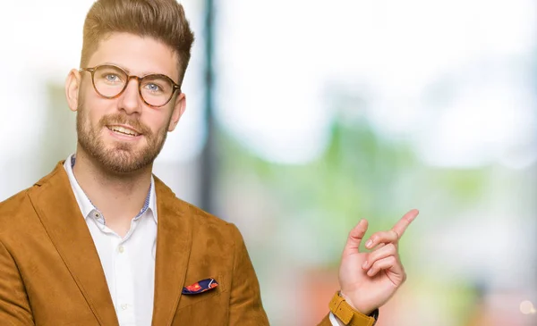 Junger Gutaussehender Geschäftsmann Mit Brille Und Einem Breiten Lächeln Gesicht — Stockfoto