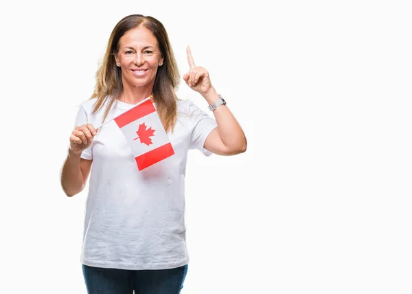 Mulher Hispânica Meia Idade Segurando Bandeira Canadá Sobre Fundo Isolado — Fotografia de Stock