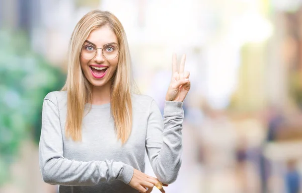 Joven Mujer Rubia Hermosa Con Gafas Sobre Fondo Aislado Sonriendo — Foto de Stock