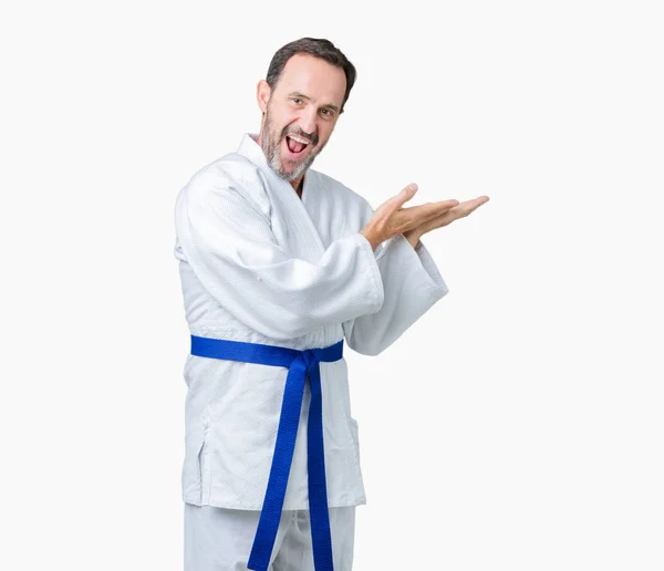 Schöner Älterer Mann Mittleren Alters Der Kimono Uniform Über Isoliertem — Stockfoto
