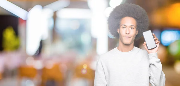 Americký Mladík Afro Vlasy Ukazuje Obrazovka Smartphone Výrazem Věří Inteligentní — Stock fotografie