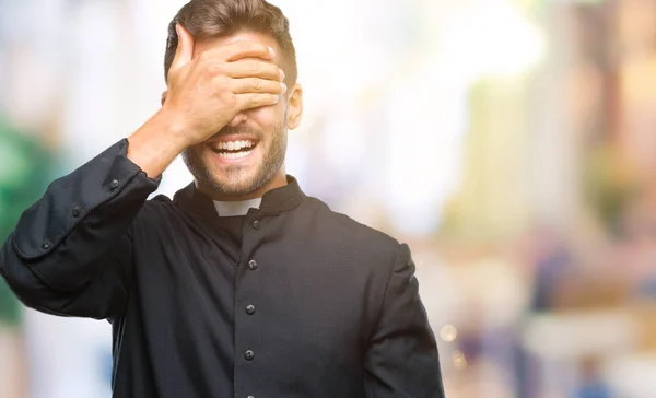 Giovane Sacerdote Cattolico Cristiano Uomo Sfondo Isolato Sorridente Ridente Con — Foto Stock