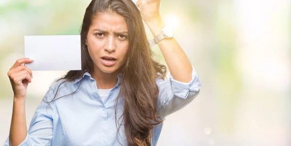 Mujer Árabe Joven Sosteniendo Tarjeta Blanco Sobre Fondo Aislado Molesto —  Fotos de Stock