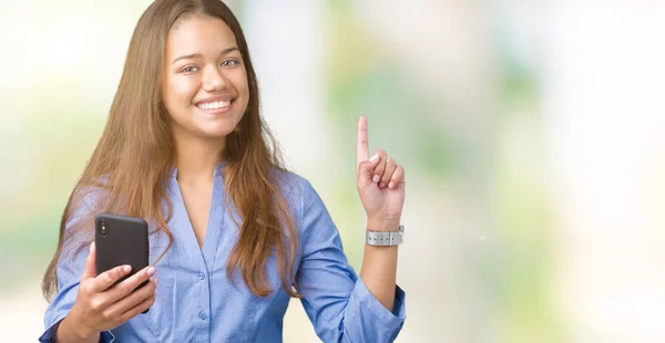 Joven Hermosa Mujer Negocios Morena Usando Teléfono Inteligente Sobre Fondo —  Fotos de Stock